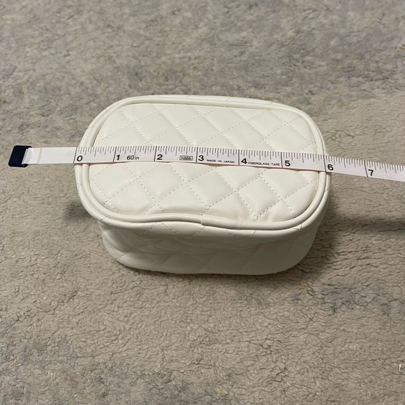 Brand New Faux Leather Quilted Coin Case/Make-Up Case In White 6” X 4” X 2.5” - Picture 4 of 8